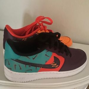 SOLD Nikes Women 7.5 (Boys 6.5)